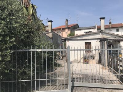 Terracielo con corte da ristrutturare